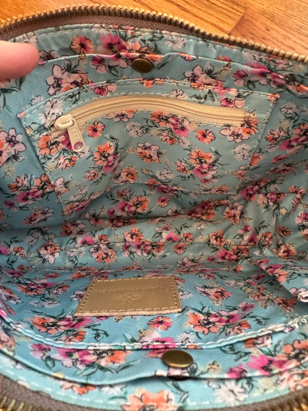 Lyons Leather Seashell Bee Bag with Extended Strap - Picture 4 of 13